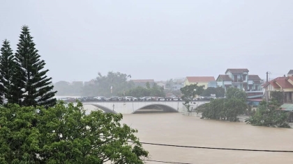 Mưa bão hiếm thấy giữa tháng 6 ở miền Trung, thời tiết 'không theo lẽ thường'